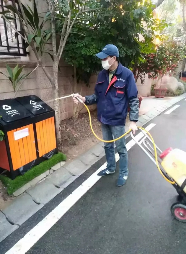 金輝工作人員對公共區(qū)域進行消毒消殺