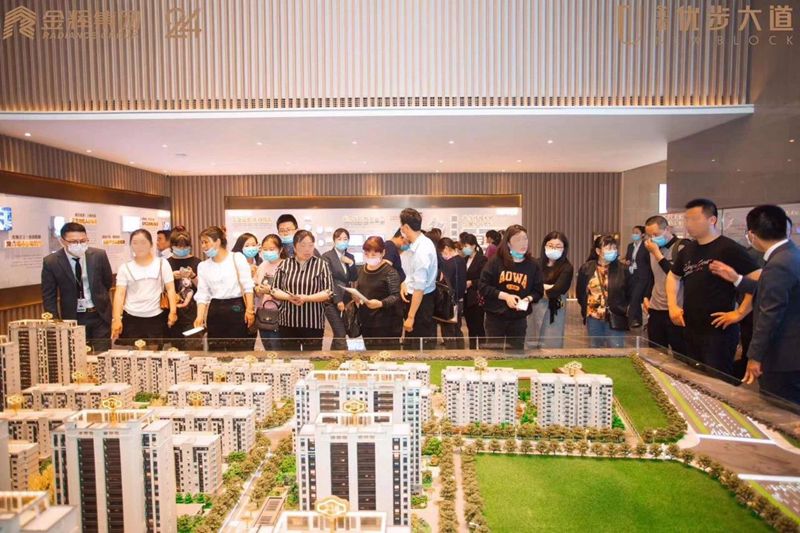 金輝·優(yōu)步大道營(yíng)銷中心亮相現(xiàn)場(chǎng)