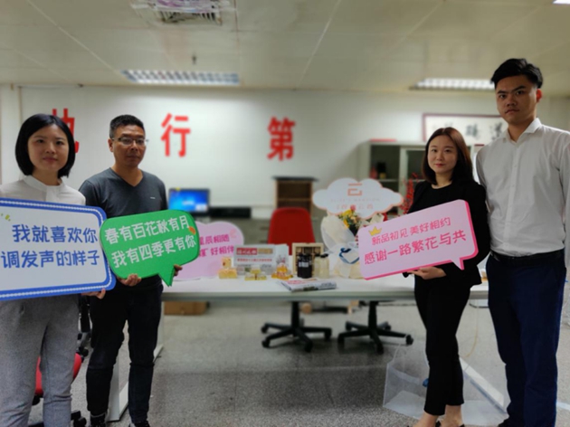 1591061125380594.jpg 媒體合影配圖