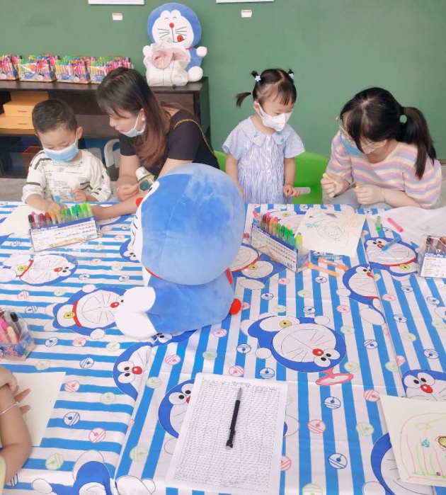 金輝暖光社區(qū)親子繪畫環(huán)節(jié)