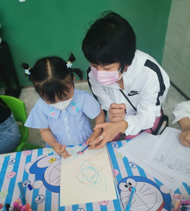 金輝暖光社區(qū)親子繪畫